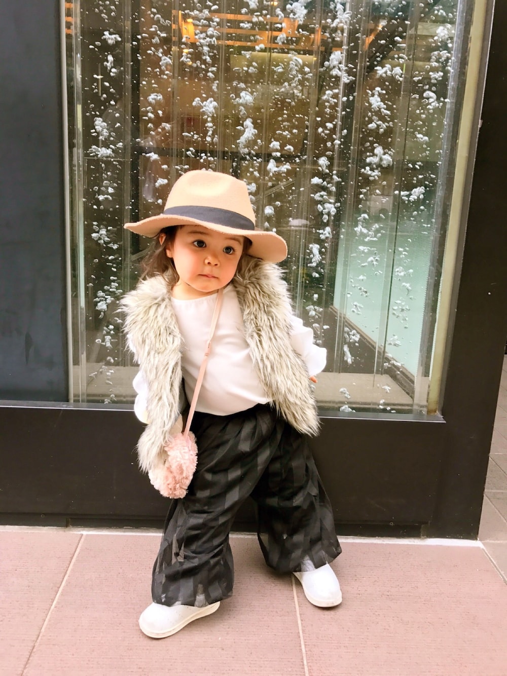 「キッズファッション、シンプルコーデ、女の子、プチプラ、アディダス、キッズコーデ、韓国子供服、petit main、old navy、女の子コーデ」｜「OLD NAVYのアイテム（ベスト、グレー系）」を使った、🌴yunapi🏄‍♀️さん（キッズ・80cm）の春コーディネートの1枚目の写真