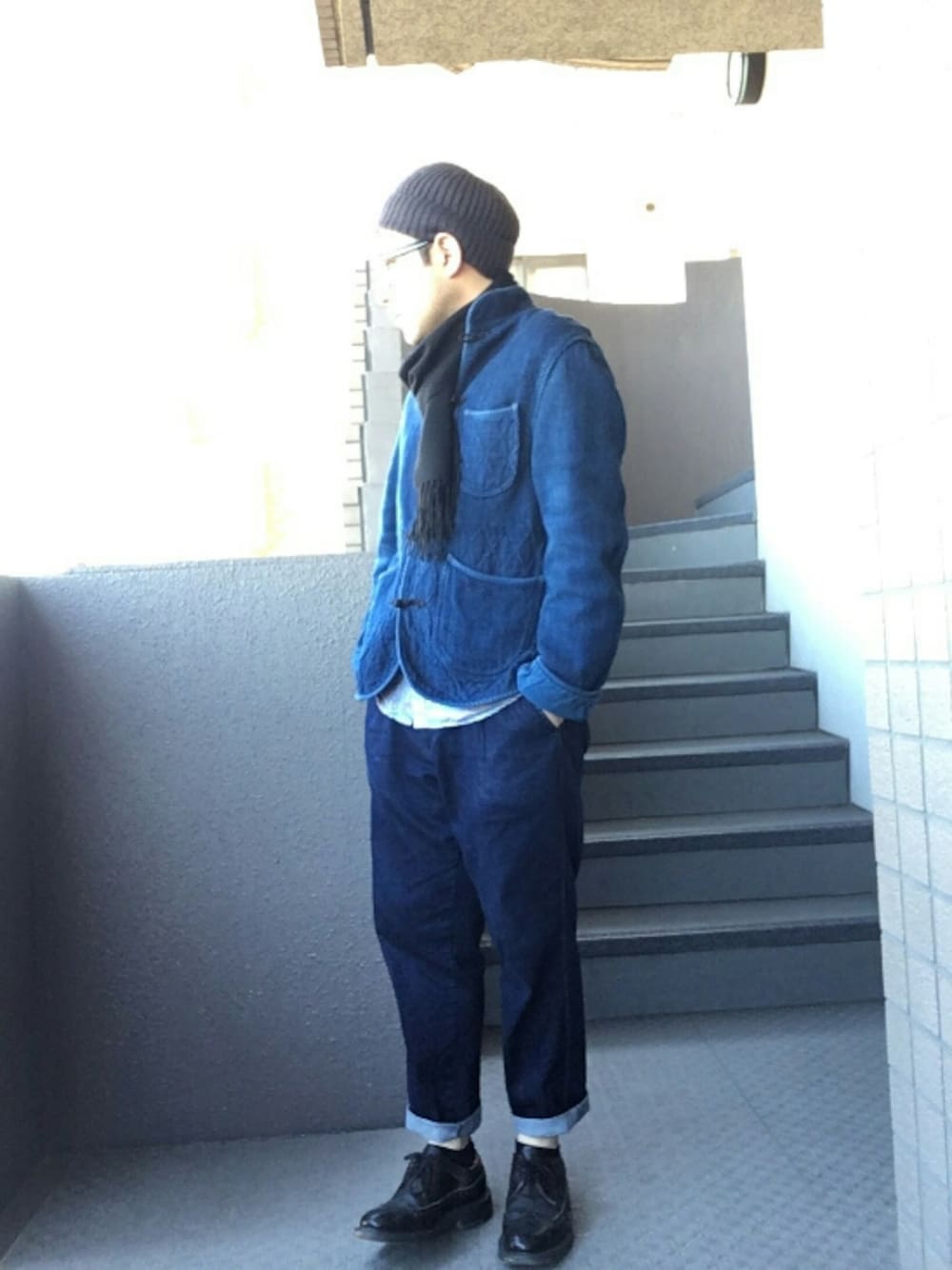 ブラック系のドレスシューズ、ブルー系のデニムパンツ、ブルー系のその他アウターを着用したメンズの冬コーディネートの1枚目の写真