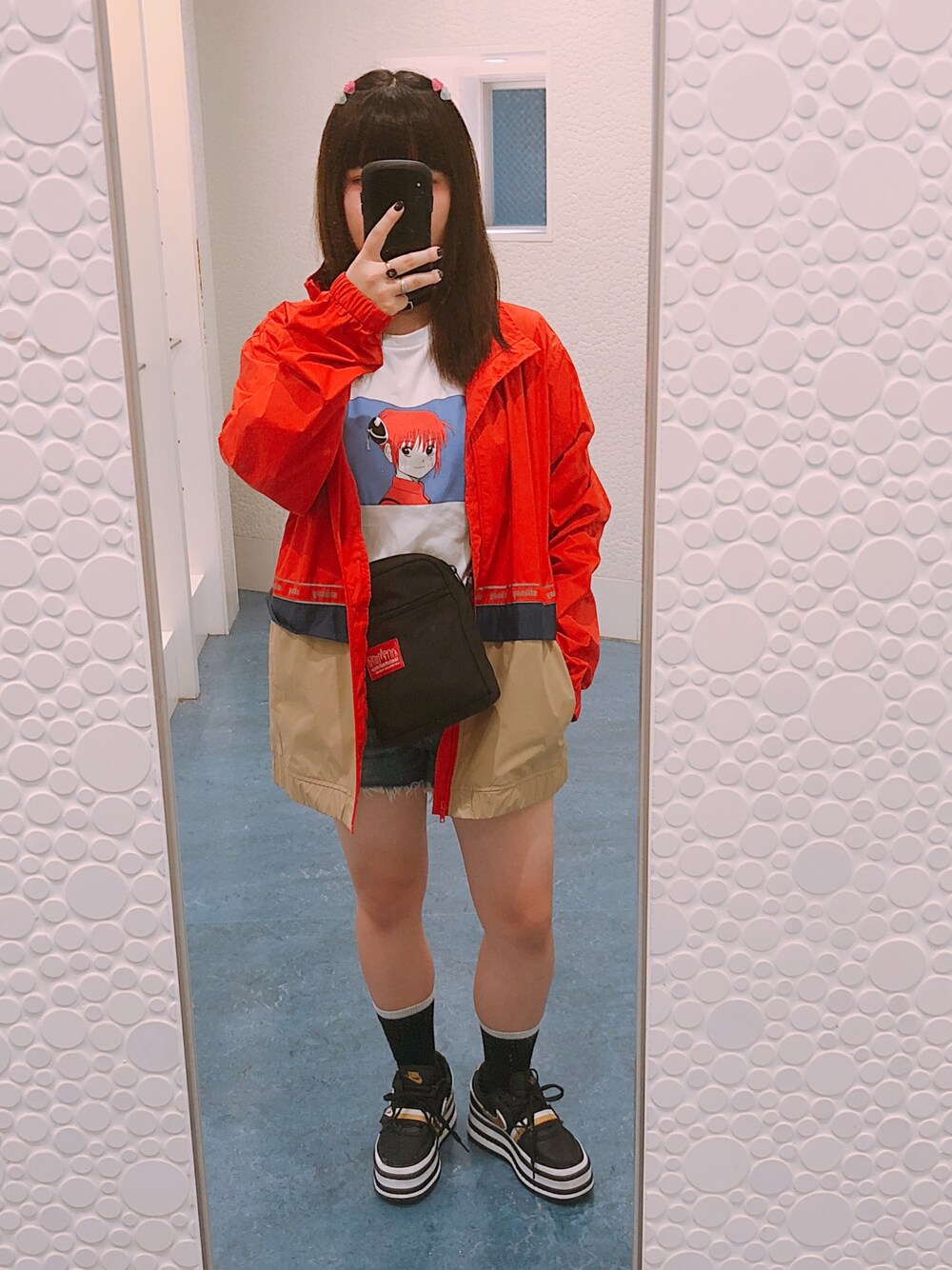 「ユニクロ、UNIQLO、ユニクロコーデ、stussy、ナイキ、ナイキスニーカー、NIKE、Manhattan Portage、マンハッタンポーテージ」｜「UNIQLOのジャンプ50thグラフィックＴ（銀魂・半袖）（Tシャツ/カットソー、ホワイト系）」を使った、凪瑳さん（レディース・151cm）の秋コーディネートの1枚目の写真