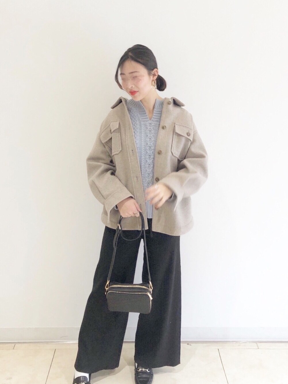 ブルー系のニット/セーター、ベージュ系のその他アウター、ブラック系のその他パンツを着用したレディースの冬コーディネートの1枚目の写真