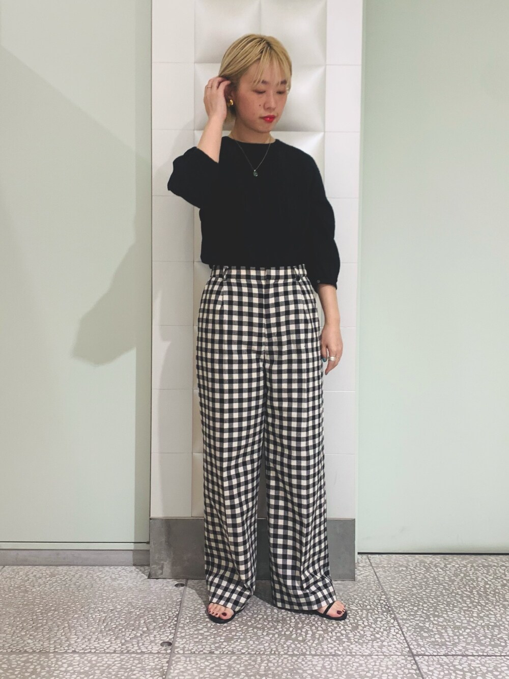 「春夏コーデ、オトナカジュアル、春、パンツスタイル、レース、ブラック、ギンガムチェック、サンダル」｜「VINTAGEのアイテム（イヤリング、ゴールド系）」を使った、MINAMIさん（レディース・158cm）の春コーディネートの1枚目の写真