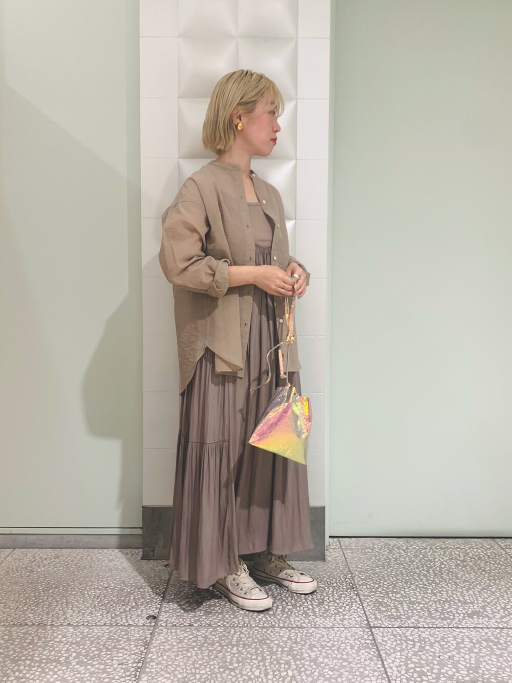 「春夏コーデ、オトナカジュアル、春、カジュアル、キャミワンピ、ティアード、オールシーズン」｜「VINTAGEのアイテム（イヤリング、ゴールド系）」を使った、MINAMIさん（レディース・158cm）の春コーディネートの1枚目の写真