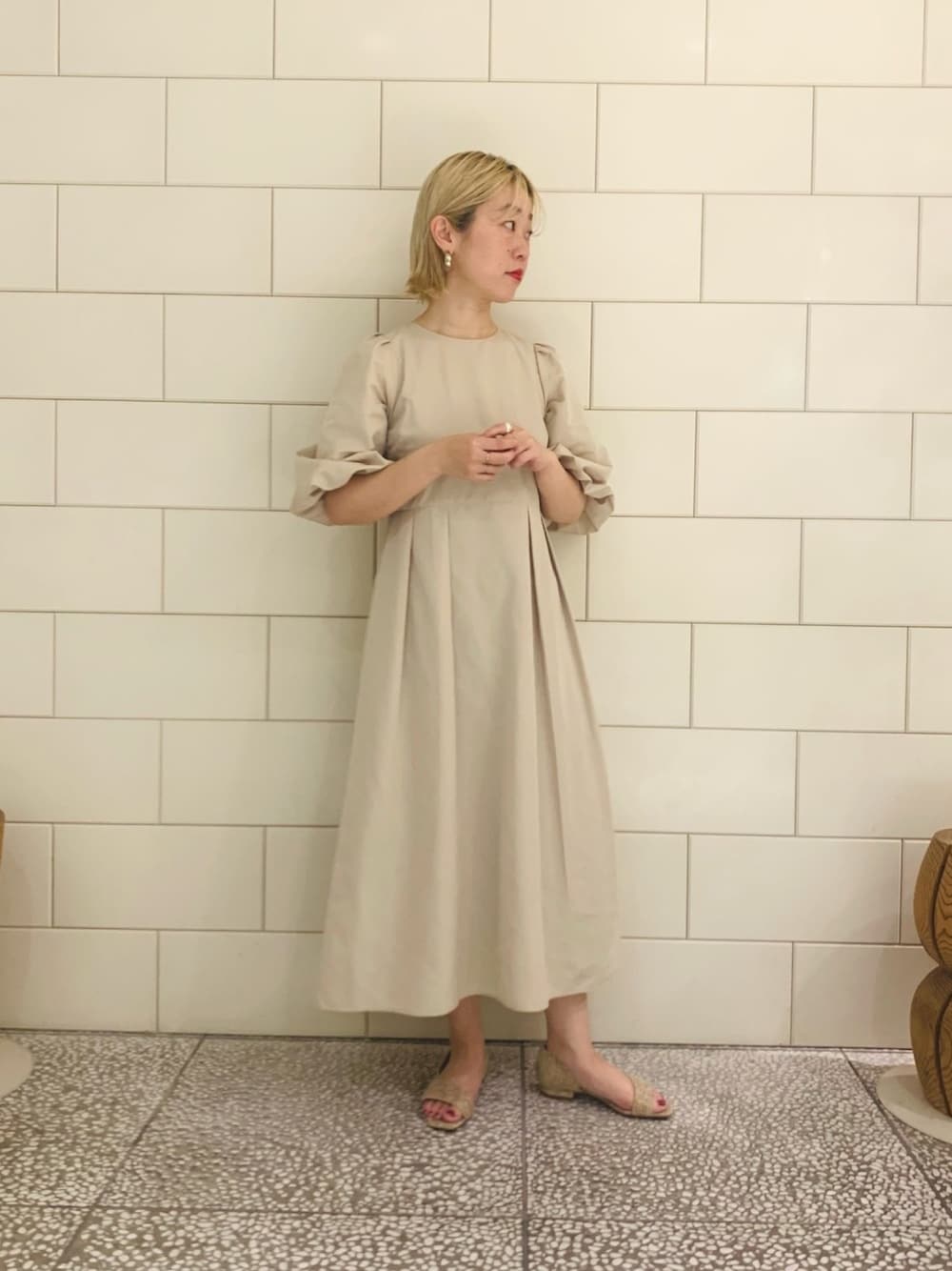 「シンプル、フォーマル、ワンピース、ドレス、結婚式、二次会」｜「URBAN RESEARCHのLA MAISON　袖ボリュームワンピース（ワンピース、ベージュ系）」を使った、MINAMIさん（レディース・158cm）の春コーディネートの1枚目の写真