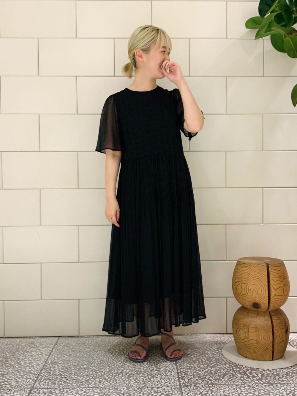 「これが私をアゲる服、大人女子、ワンピース、サンダル、結婚式、結婚式二次会スタイル、ブラック、シアー」｜「URBAN RESEARCH ROSSOの【一部WEB限定カラー】ランダムプリーツフレアスリーブワンピース（ワンピース、ブラック系）」を使った、MINAMIさん（レディース・158cm）の春コーディネートの1枚目の写真