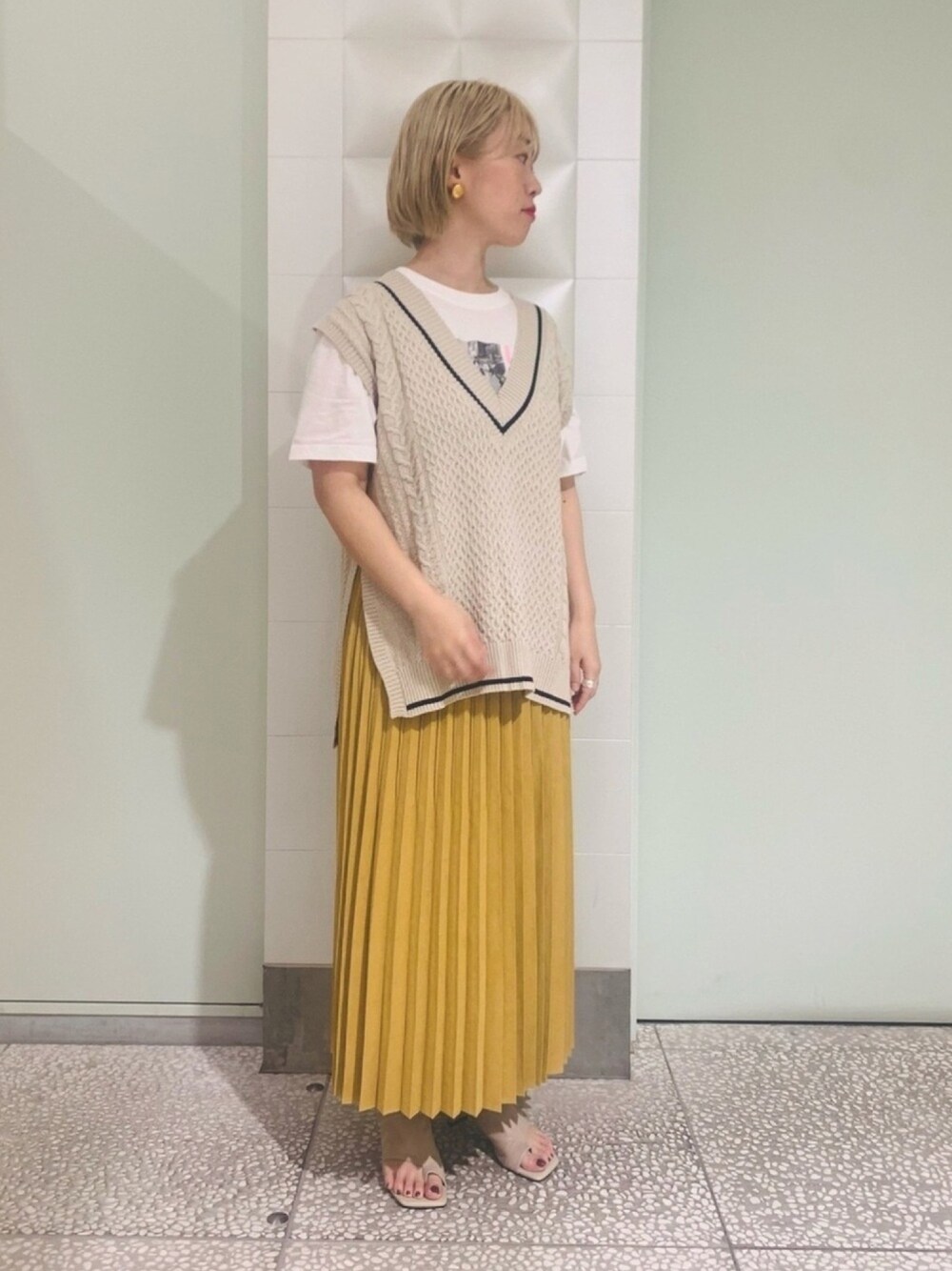 「オトナカジュアル、春夏コーデ、プリーツスカート、yellow、ニットベスト、Tシャツ、サンダル、ミュール、ビタミンカラー、プリントT」｜「URBAN RESEARCHのライン入りニットベスト（ベスト、ホワイト系）」を使った、MINAMIさん（レディース・158cm）の春コーディネートの1枚目の写真