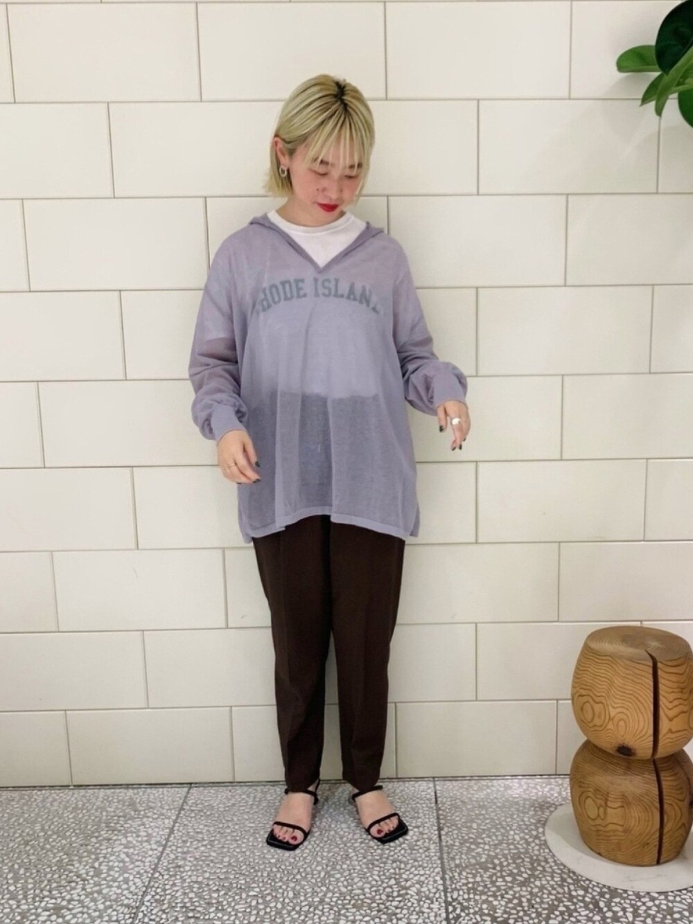 ホワイト系のTシャツ/カットソー、パープル系のニット/セーター、ブラウン系のその他パンツを着用したレディースの夏コーディネートの1枚目の写真