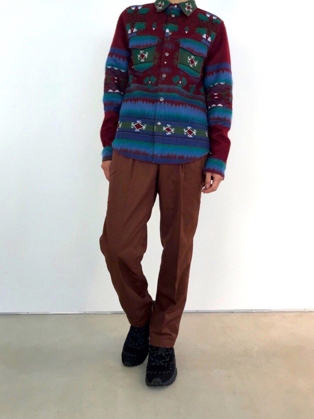 ブラック系のスニーカー、レッド系のジャケット/アウター、ブラウン系のその他パンツを着用したメンズの秋コーディネートの1枚目の写真