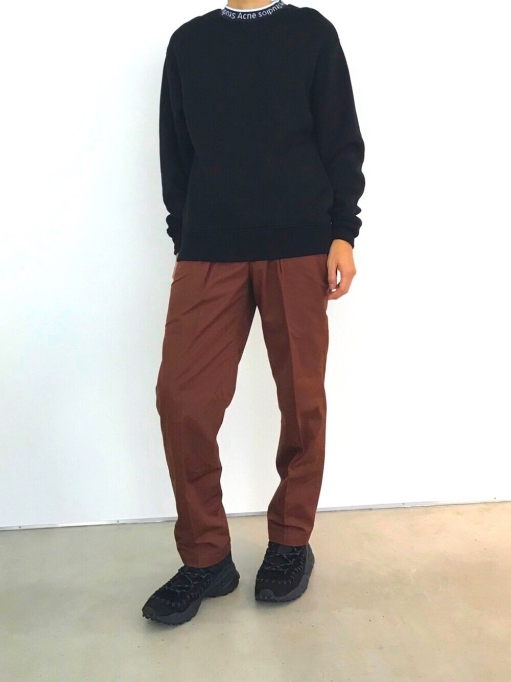 ブラック系のスニーカー、ブラウン系のその他パンツ、ブラック系のスウェットを着用したメンズの秋コーディネートの1枚目の写真