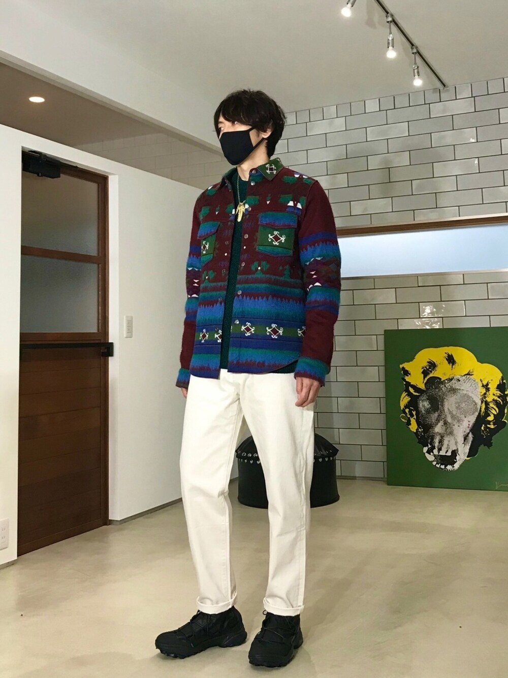 レッド系のジャケット/アウター、ホワイト系のデニムパンツ、ブラック系のスニーカーを着用したメンズの秋コーディネートの1枚目の写真
