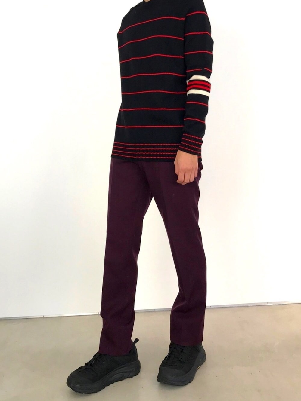 ブラック系のニット/セーター、ブラック系のスニーカーを着用したメンズの秋コーディネートの1枚目の写真