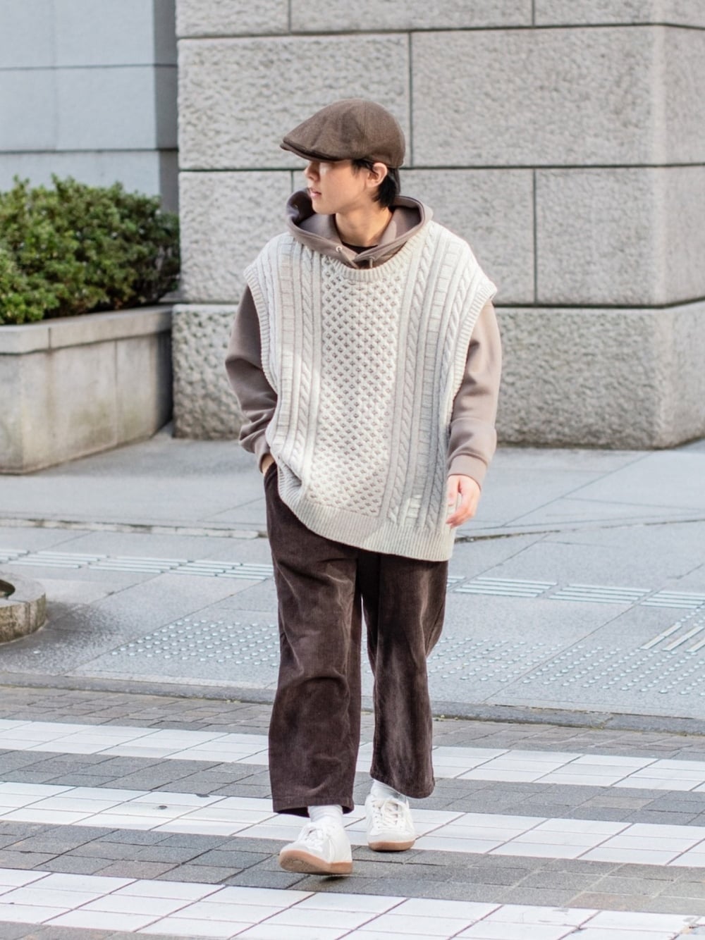 グレー系のベスト、ブラウン系のパーカー、ブラウン系のその他パンツを着用したメンズの秋コーディネートの1枚目の写真