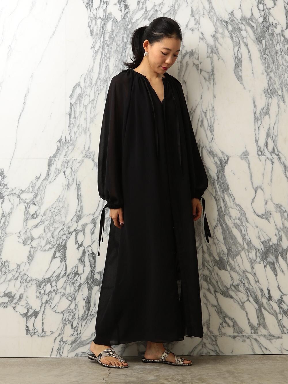 ブラック系のシャツ/ブラウス、グレー系のその他パンツ、シルバー系のピアス(両耳用)を着用したレディースの春コーディネートの1枚目の写真