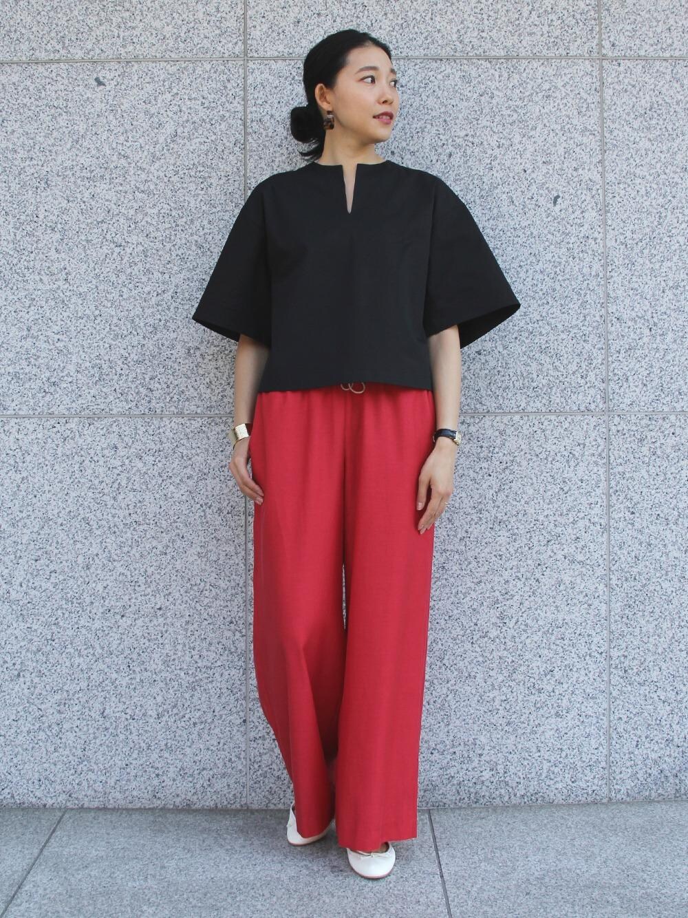 レッド系のその他パンツ、ブラック系のシャツ/ブラウスを着用したレディースの夏コーディネートの1枚目の写真