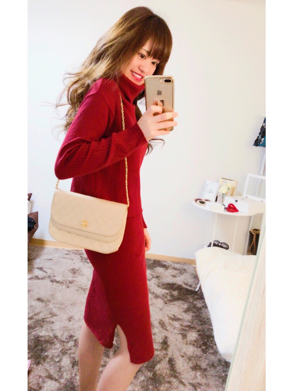 ベージュ系のハンドバッグを着用したレディースの春コーディネートの1枚目の写真