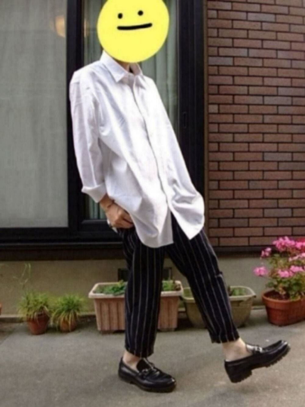 「ユニクロ、プチプラ、白シャツ、ローファー」｜「GUのシェフパンツ(ストライプ)+E（パンツ、その他）」を使った、tyaさん（メンズ・171cm）の夏コーディネートの1枚目の写真