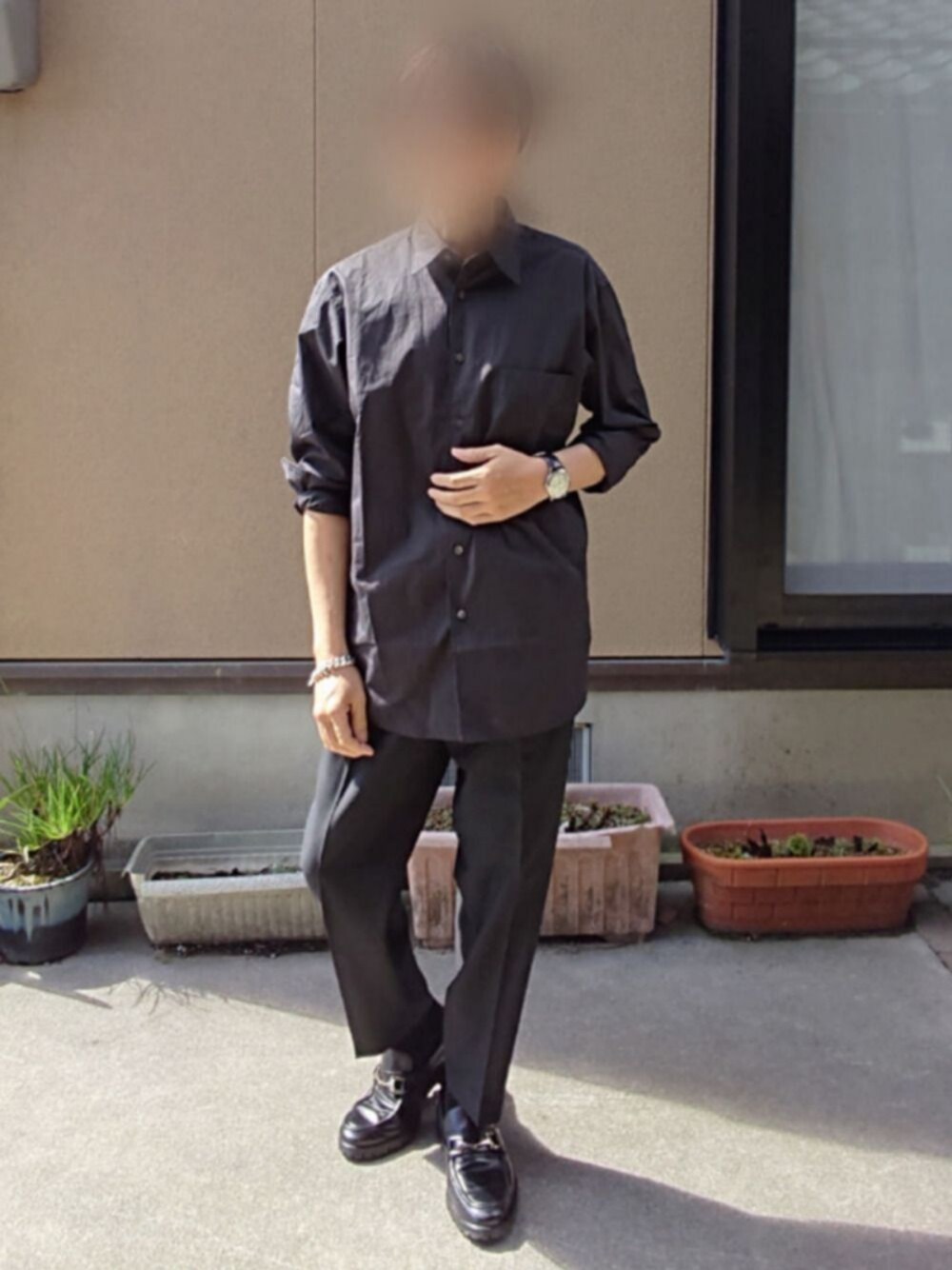 「ローファー、黒、UNIQLO、UNIQLO U、レザー」｜「UNIQLOのアイテム（シャツ/ブラウス、ブラック系）」を使った、tyaさん（メンズ・171cm）の秋コーディネートの1枚目の写真