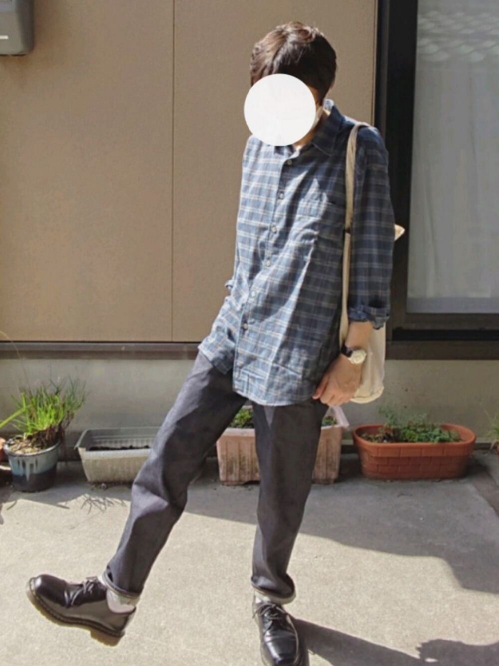 「今日のコーデ、UNIQLO、カジュアルコーデ、レザー」｜「UNIQLOのアイテム（シャツ/ブラウス、ブルー系）」を使った、tyaさん（メンズ・171cm）の秋コーディネートの1枚目の写真