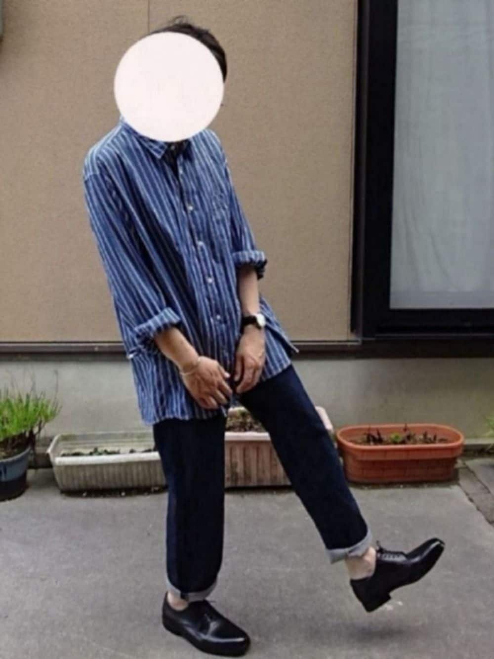 「シャツ好き集まれ、オーバーサイズ、UNIQLO、デニム、革靴、レザー」｜「UNIQLOのアイテム（デニムパンツ、ブルー系）」を使った、tyaさん（メンズ・171cm）の夏コーディネートの1枚目の写真