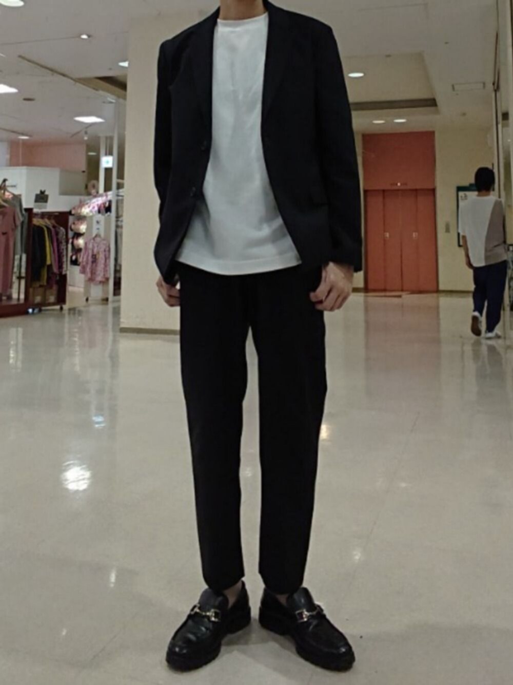 「休日スタイル、大人カジュアル、モノトーン、セットアップ、ローファー、レザー」｜「GUCCIのアイテム（ローファー、ブラック系）」を使った、tyaさん（メンズ・171cm）の夏コーディネートの1枚目の写真