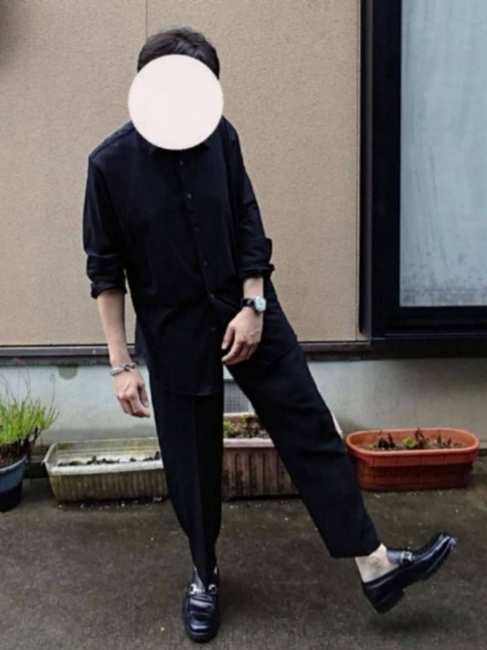 「シャツ好き集まれ、ブラック、おしゃれさんと繋がりたい、オールブラック、ローファー、レザー」｜「UNIQLOのアイテム（シャツ/ブラウス、ブラック系）」を使った、tyaさん（メンズ・171cm）の夏コーディネートの1枚目の写真