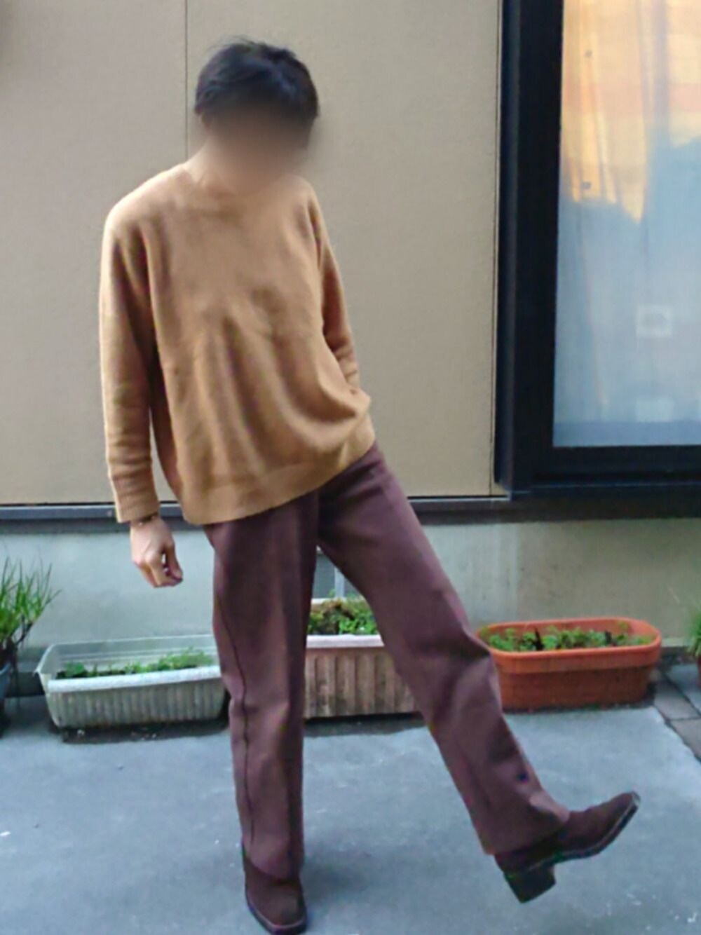 「秋服、シンプルコーデ、UNIQLO、ワントーンコーデ、スエードシューズ」｜「UNIQLOのアイテム（ニット/セーター、ブラウン系）」を使った、tyaさん（メンズ・171cm）の秋コーディネートの1枚目の写真