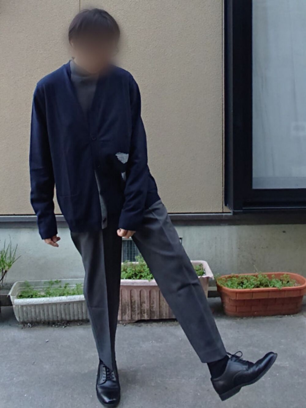 「大人コーデ、カーディガン、UNIQLO+J」｜「UNIQLOのアイテム（スラックス、グレー系）」を使った、tyaさん（メンズ・171cm）の秋コーディネートの1枚目の写真