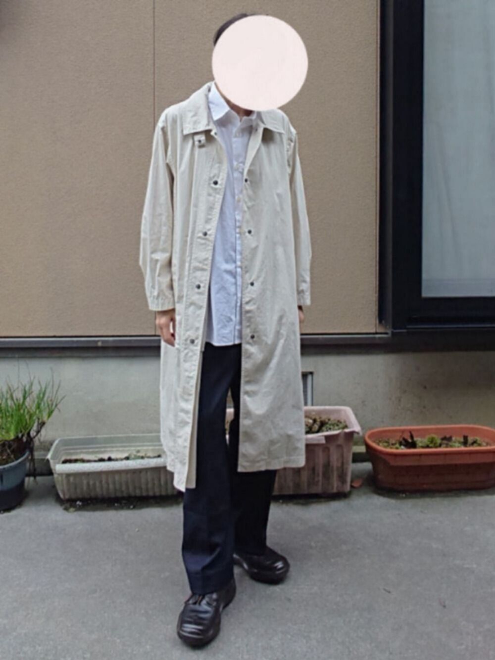 「UNIQLO、ワイドパンツ、レザー、オーバーコート」｜「UNIQLOのアイテム（ステンカラーコート、ベージュ系）」を使った、tyaさん（メンズ・171cm）の秋コーディネートの1枚目の写真