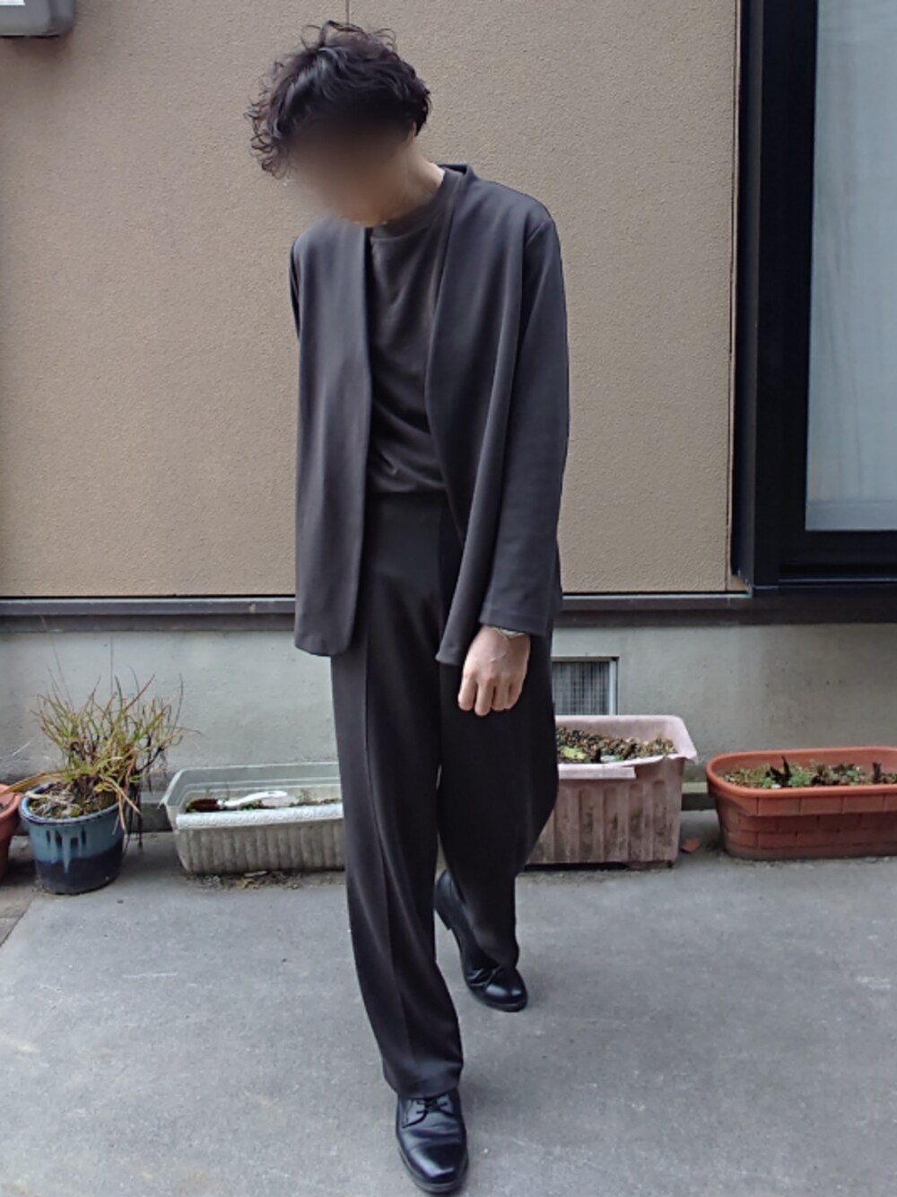 「セットアップ、UNIQLO、グレー」｜「UNIQLOのアイテム（ノーカラージャケット、グレー系）」を使った、tyaさん（メンズ・171cm）の冬コーディネートの1枚目の写真