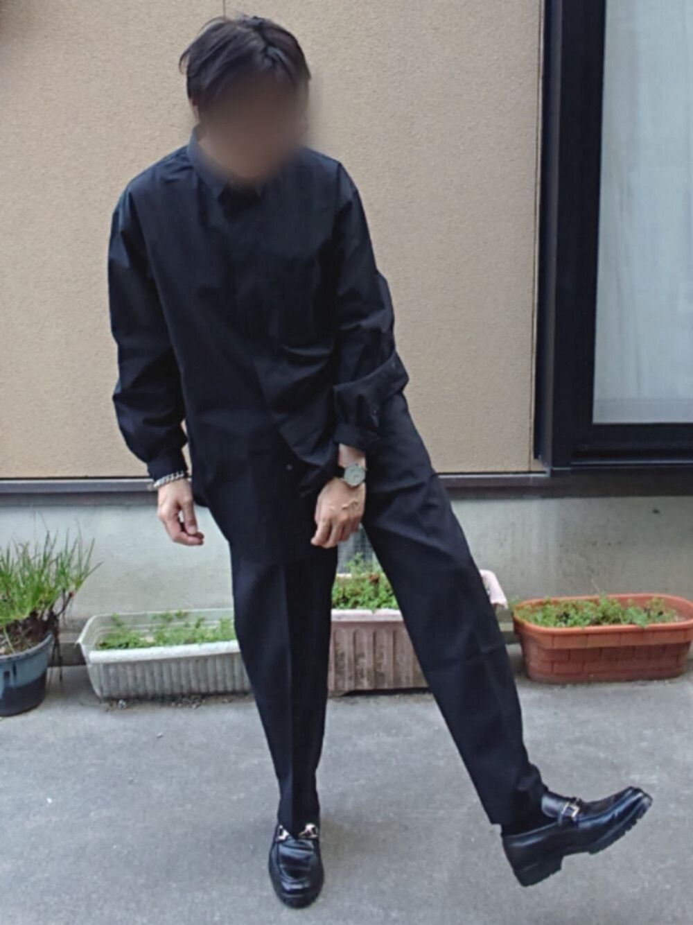 「ブラック、+J、UNIQLO+J、オールブラック、UNIQLO U」｜「UNIQLOのアイテム（シャツ/ブラウス、ブラック系）」を使った、tyaさん（メンズ・171cm）の秋コーディネートの1枚目の写真