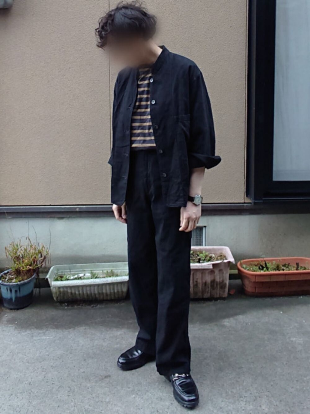 「ブラックコーデ、革靴、セットアップ、UNIQLO U、ローファー」｜「UNIQLOのアイテム（デニムジャケット、ブラック系）」を使った、tyaさん（メンズ・171cm）の春コーディネートの1枚目の写真