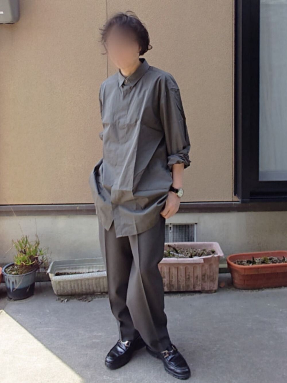 グレー系のシャツ/ブラウス、グレー系のスラックスを着用したメンズの春コーディネートの1枚目の写真