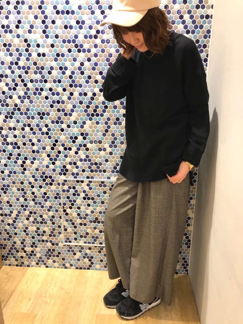 「ブラック、ワイドパンツ、オトナカジュアル、冬コーデ、グレンチェック、チェック、キャップ、earth music&ecology、おしゃれさんと繋がりたい、ニューバランス」｜「earth music&ecologyの・ベルト付きチェックワイドパンツ（その他パンツ、ブラウン系）」を使った、にける★さん（レディース・164cm）の冬コーディネートの1枚目の写真