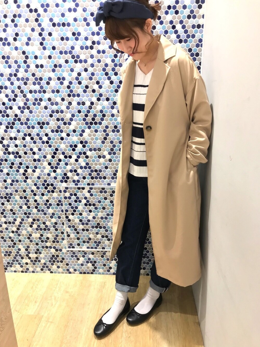 「パンツスタイル、シンプルコーデ、春、デニム、大人カジュアル、フラットシューズ、ヘアバンド、トレンチコート、earth music&ecology、ボーダー」｜「earth music&ecologyの・ワイドリブVネックニットプルオーバー（トップス、その他）」を使った、にける★さん（レディース・164cm）の冬コーディネートの1枚目の写真
