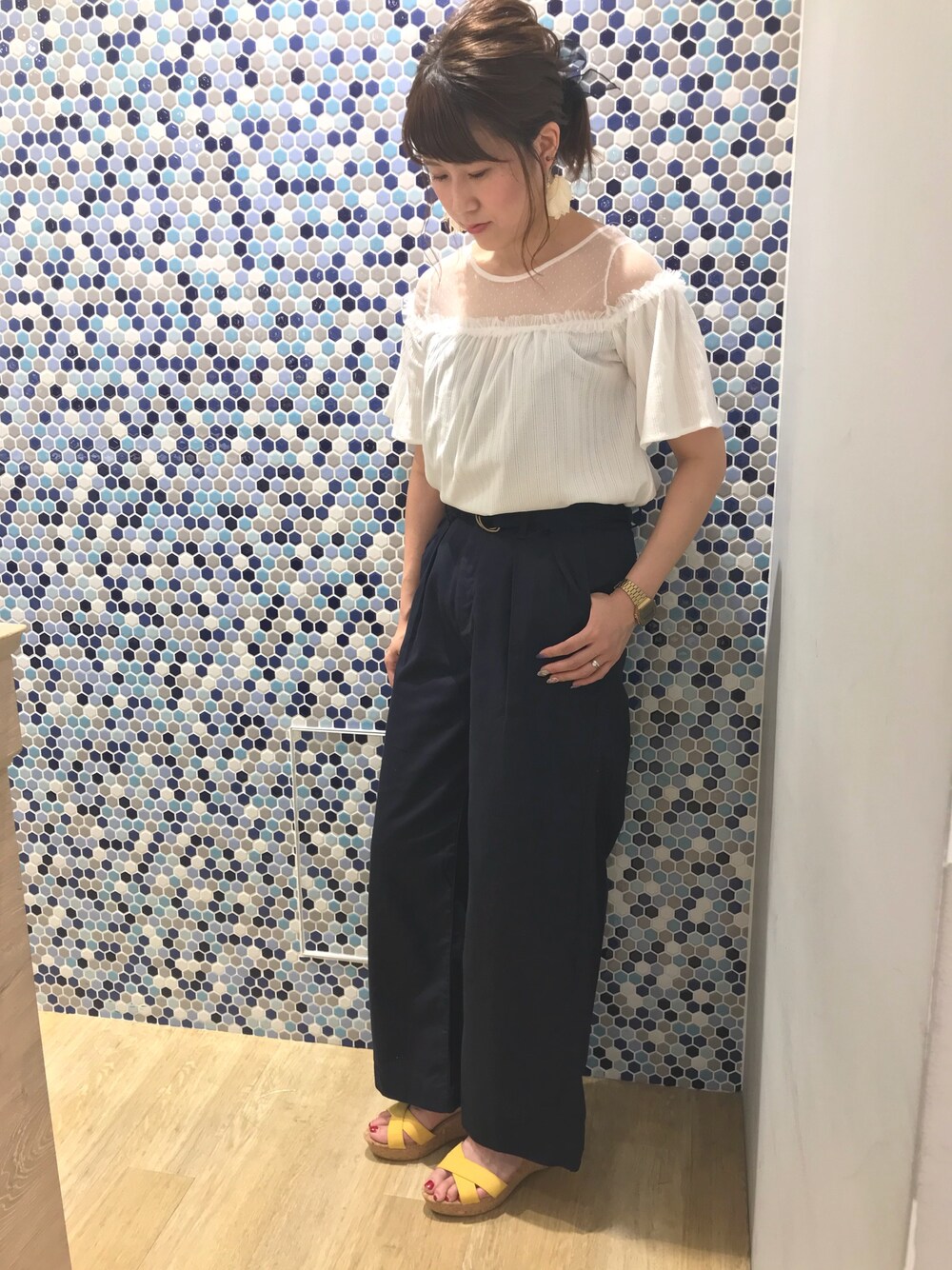 「カジュアルコーデ、夏コーデ、シースルー、ワイドパンツ、レース、ネイビー、ホワイト、サンダル、アースミュージック＆エコロジー、earth music&ecology」｜「earth music&ecologyの・ヨーク切替えドットチュールプルオーバー（Tシャツ/カットソー、ホワイト系）」を使った、にける★さん（レディース・164cm）の夏コーディネートの1枚目の写真