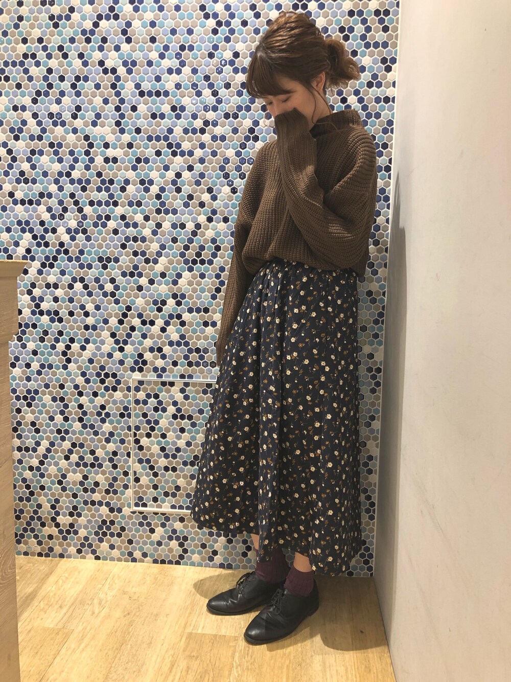 「ブラウン、ブラウンニット、ニット、花柄スカート、大人ガーリー、ロングスカート、アースミュージック＆エコロジー、earth music&ecology、オリエンタルトラフィック、あったかコーデ」｜「earth music&ecologyの・畦編みボトルネックニットプルオーバー(3ゲージ) ●（ニット/セーター、イエロー系）」を使った、にける★さん（レディース・164cm）の冬コーディネートの1枚目の写真