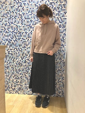 「earth music&ecology（アースミュージックアンドエコロジー）の・スウェットパーカー（Tシャツ/カットソー、ベージュ系）」を使った、にける★さん（レディース・164cm）の冬コーディネート