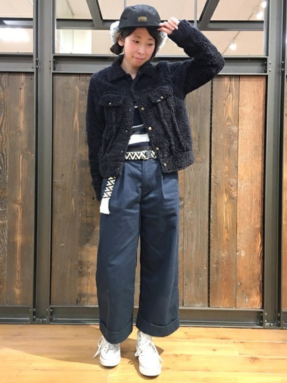 「冬コーデ、ワイドパンツ、ボアジャケット、ライトオン、Right-on、パイロットキャップ、フライトキャップ」｜「Right-onの30mm幅ウィング柄ベルト（ベルト、ブラック系）」を使った、Right-on 店舗スタッフさん（レディース・164cm）の冬コーディネートの1枚目の写真