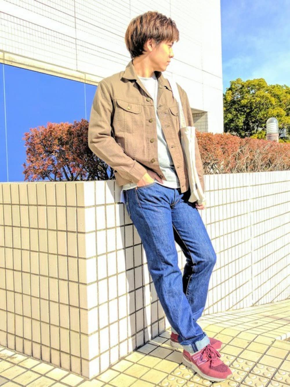Leeのデニムジャケット（グリーン系）を使った人気ファッション 