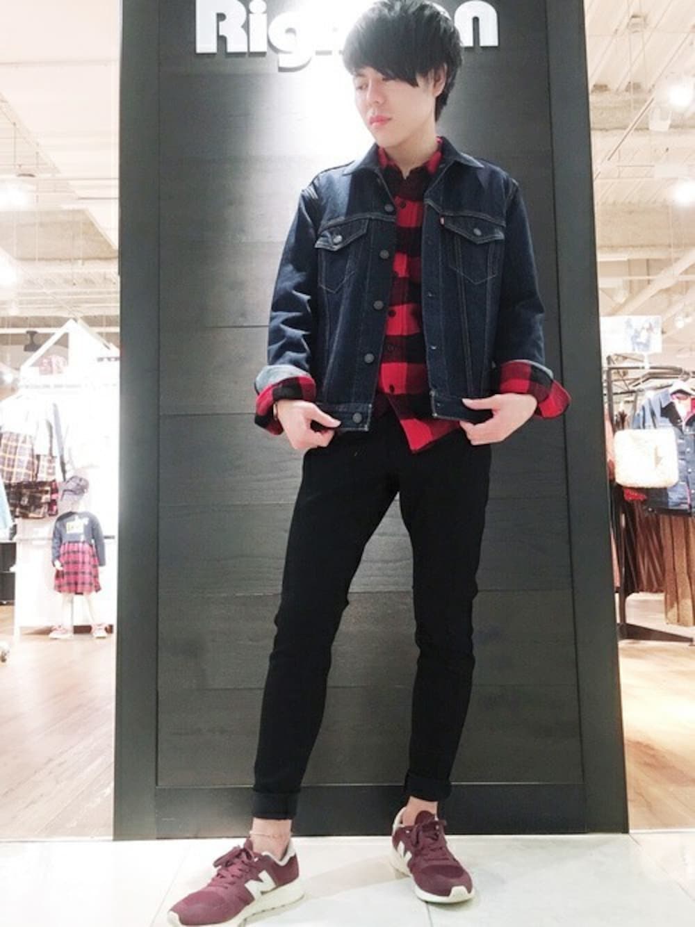 「チェックシャツ、デニムジャケット、Levi's、赤チェック、スキニーデニム、Wrangler、ライトオン、Right-on」｜「Levi'sの【Levi's】トラッカージャケット（デニムジャケット、ブルー系）」を使った、Right-on 店舗スタッフさん（メンズ・170cm）の秋コーディネートの1枚目の写真