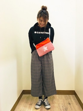「CONVERSE（コンバース）のアイテム（ショルダーバッグ）」を使った、Right-on 店舗スタッフさん（レディース・158cm）の秋コーディネート