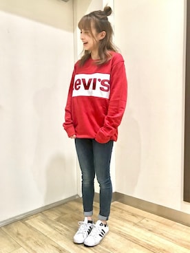 「Levi's」｜「アイテム（スウェット）」を使った、Right-on 店舗スタッフさん（レディース・153cm）の秋コーディネート