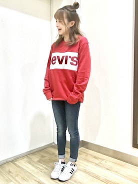 「Levi's」｜「アイテム（スウェット）」を使った、Right-on 店舗スタッフさん（レディース・153cm）の秋コーディネート