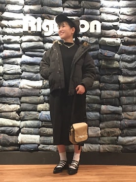 「ロングニット」｜「アイテム（ダウンジャケット/コート）」を使った、Right-on 店舗スタッフさん（レディース・155cm）の冬コーディネート