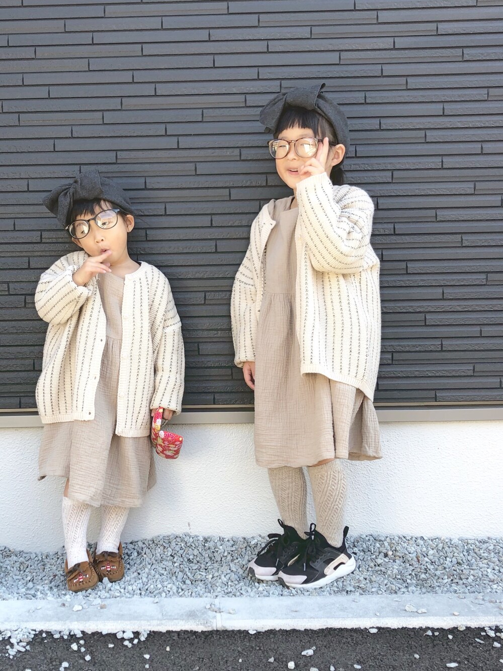 「monmimi、ワンピース、ヘアバンド、NIKE、ミネトンカ、カーディガン、キッズコーデ、リンクコーデ、姉妹コーデ、スニーカー」｜「CIAOPANIC TYPYの【ママとおそろい】リブリボンBIGターバン（ヘアバンド、グレー系）」を使った、yuunaさん（キッズ・110cm）の秋コーディネートの1枚目の写真