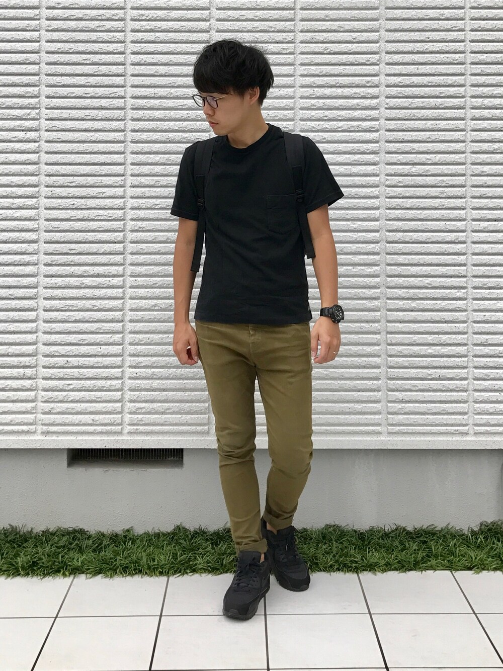 「Tシャツ、無地T、ポケットＴシャツ、夏、ロールアップ、シンプルコーデ、エアマックス、ナイキ、バックパック、ナイキスニーカー」｜「NIKEのNIKE AIR MAX 90 ESSENTIAL【SP】（スニーカー、ブラック系）」を使った、ひかるさん（メンズ・166cm）の夏コーディネートの1枚目の写真