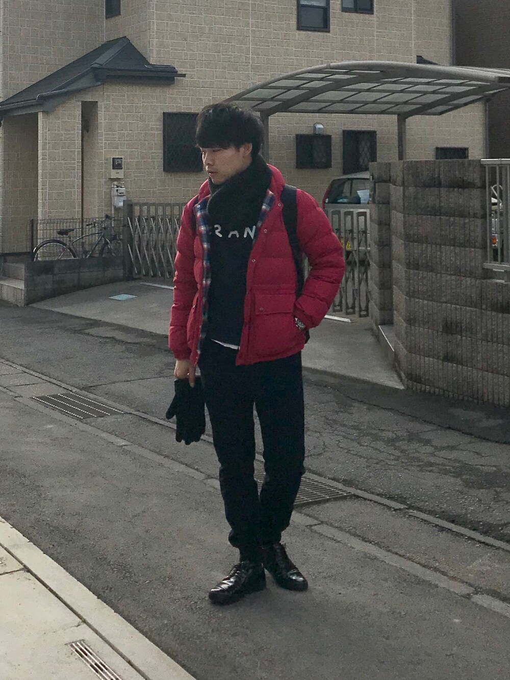 「シンプル、ダウンジャケット、赤、リブパンツ、エナメルシューズ、シャツスタイル、バックパック、スヌード、チェック、スキニー」｜「GLOBAL WORKのプレーントゥスニーカー/764918（スニーカー、ブラック系）」を使った、ひかるさん（メンズ・166cm）の冬コーディネートの1枚目の写真