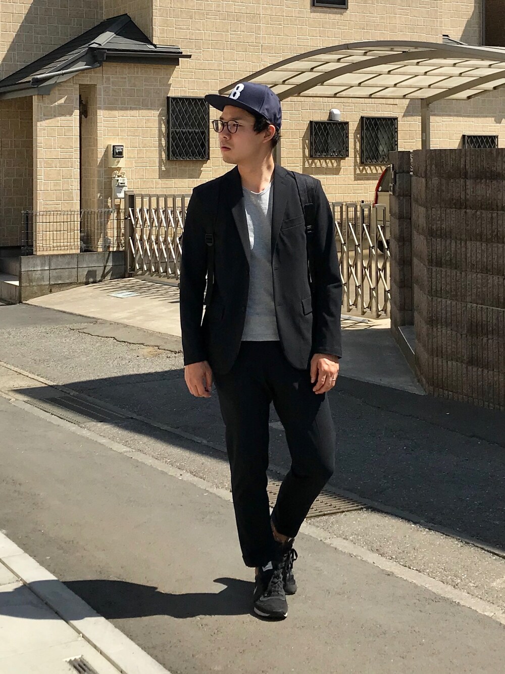 「セットアップ、ジャケット、アンクレット、帽子×メガネ、キャップ、Tシャツ、バックパック、春夏コーデ、シンプル、ナイキスニーカー」｜「BEAUTY&YOUTH UNITED ARROWSの＜NIKE＞  INTERNATIONLIST/スニーカー（スニーカー、ブラック系）」を使った、ひかるさん（メンズ・166cm）の春コーディネートの1枚目の写真