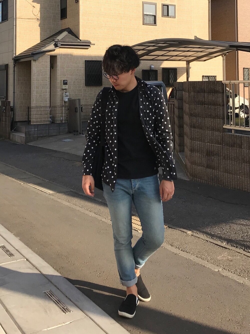 「ドット、無地T、ポケットＴシャツ、ロールアップ、アンクレット、休日スタイル、シンプルコーデ、スリッポン、ドットシャツ、カジュアルコーデ」｜「無印良品のアイテム（スニーカー、ブラック系）」を使った、ひかるさん（メンズ・166cm）の春コーディネートの1枚目の写真