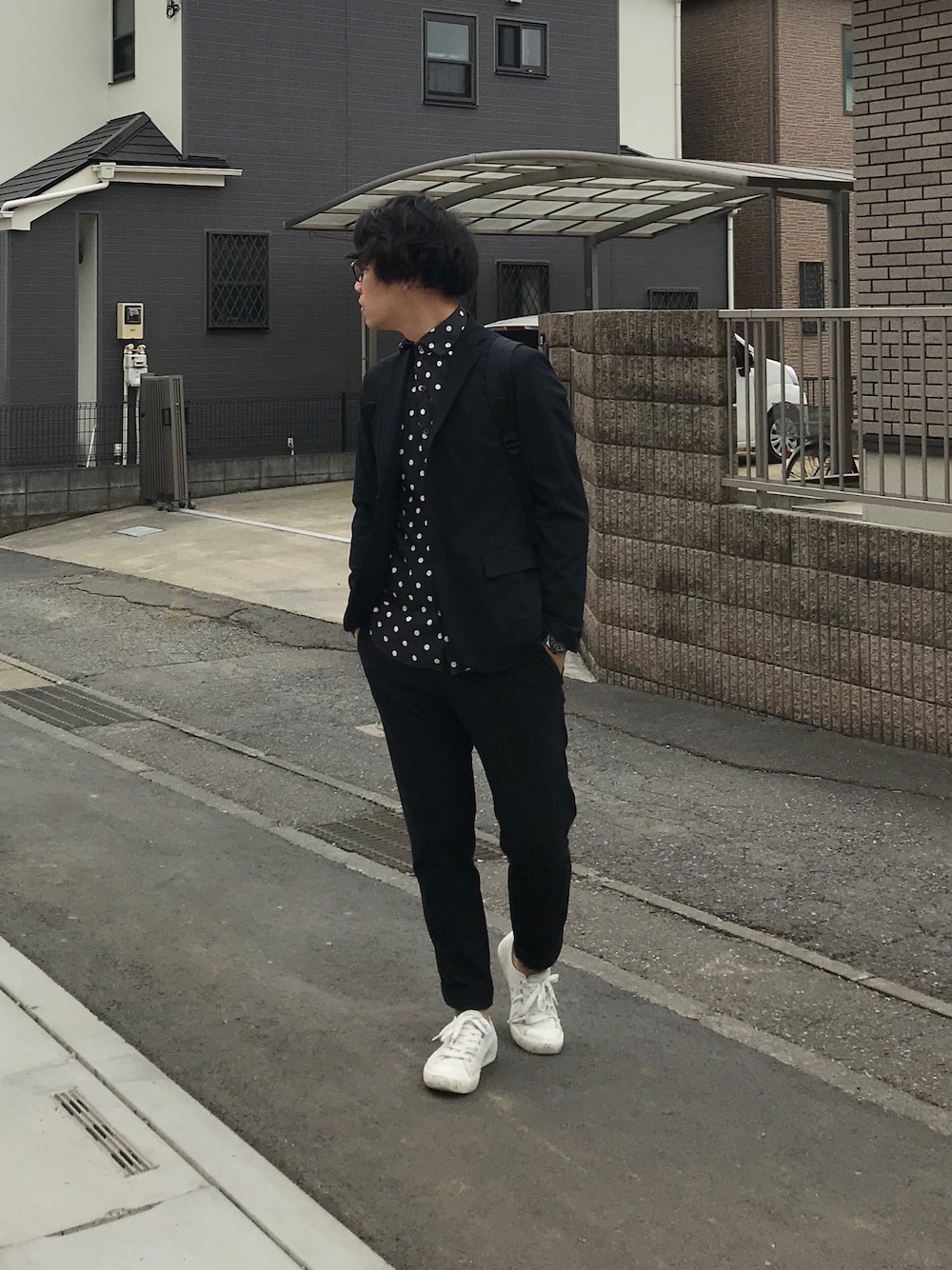 「アンクレット、アンクルパンツ、ジャケット、セットアップ、ドットシャツ、めがね、シャツスタイル、キレイめ、シンプル、大人カジュアル」｜「無印良品のアイテム（スニーカー、ホワイト系）」を使った、ひかるさん（メンズ・166cm）の夏コーディネートの1枚目の写真