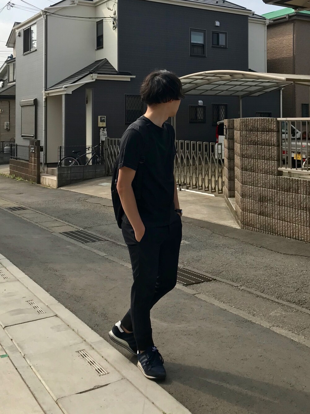「シンプル、無地T、ポケットＴシャツ、テーパードパンツ、リブパンツ、オールブラック、アディダス、バックパック、カジュアルコーデ、スニーカー」｜「EDIFICEの【予約】adidas EX ZX500 EF（スニーカー、ブルー系）」を使った、ひかるさん（メンズ・166cm）の夏コーディネートの1枚目の写真